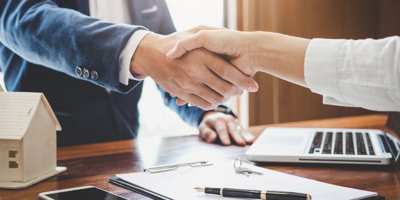 A hard money Loan lender shaking hands with a property investor - ECF