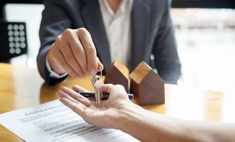 A property investory qualifying and receiving keys for a DSCR loan - Express Capital Financing